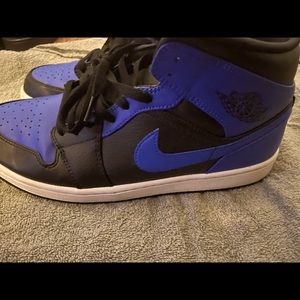 Jordan 1 mid hyper royal